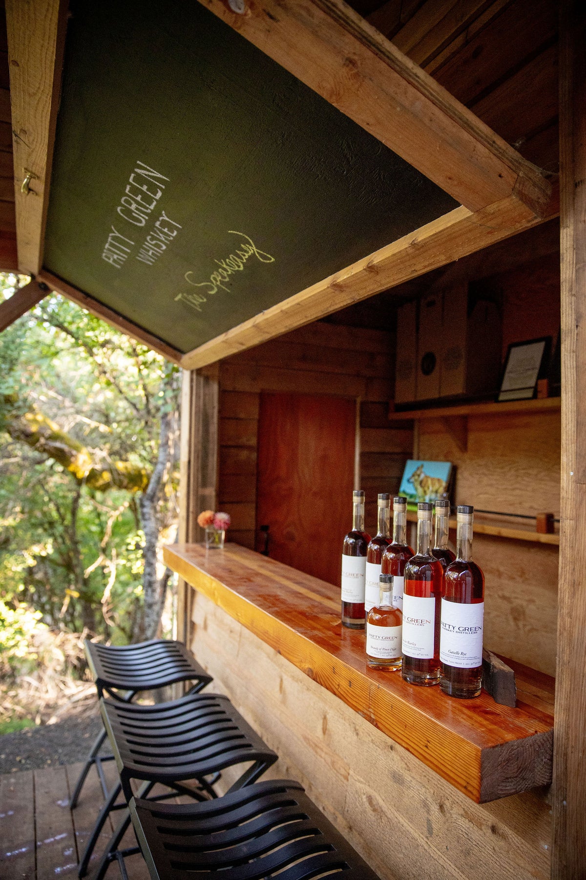 Patricia Green Cellars tasting hut and outdoor seating